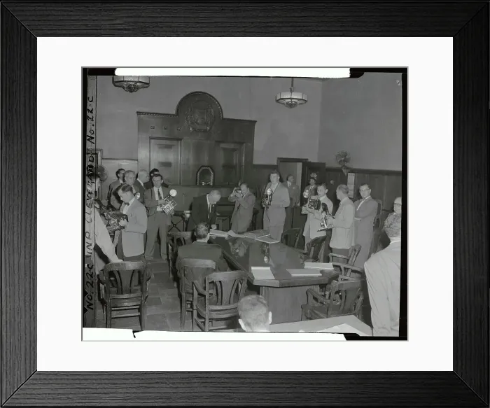Framed Print : Photographers Surrounding Dr Samuel Sheppard in Court Framed Print : Photographers Surrounding Dr Samuel Sheppard in Court