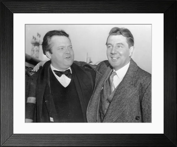 Framed Print : Orson Welles with Michael Redgrave Leaving London Framed Print : Orson Welles with Michael Redgrave Leaving London