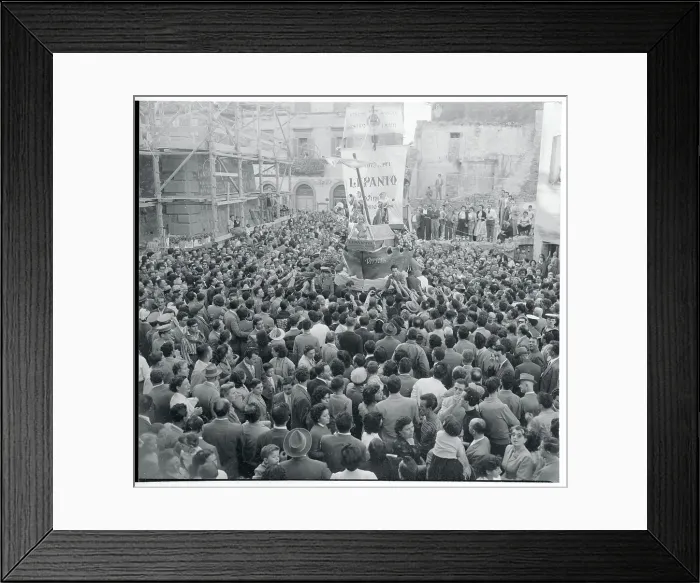 Framed Print : Crowds Gathering Around a Wine Vessel Framed Print : Crowds Gathering Around a Wine Vessel