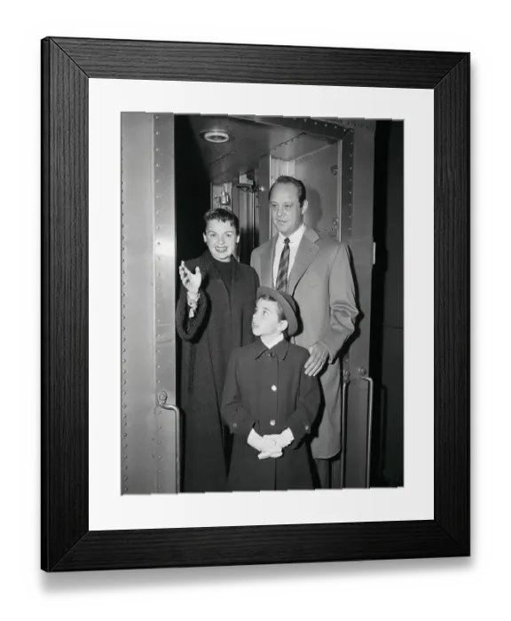 Framed Print : Judy Garland Posing with Sid Luft and Her Daughter Liza Minnelli Framed Print : Judy Garland Posing with Sid Luft and Her Daughter Liza Minnelli