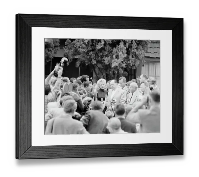 Framed Print : Marilyn Monroe Being Swamped by the Press Framed Print : Marilyn Monroe Being Swamped by the Press