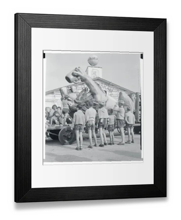 Framed Print : Youngsters Looking at a Sculpture Framed Print : Youngsters Looking at a Sculpture