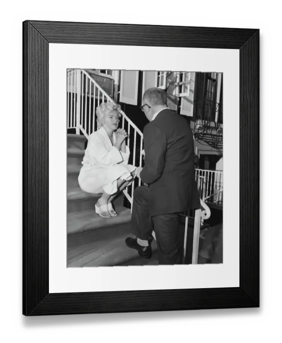 Framed Print : Marilyn Monroe During Filming of Seven Year Itch Framed Print : Marilyn Monroe During Filming of Seven Year Itch
