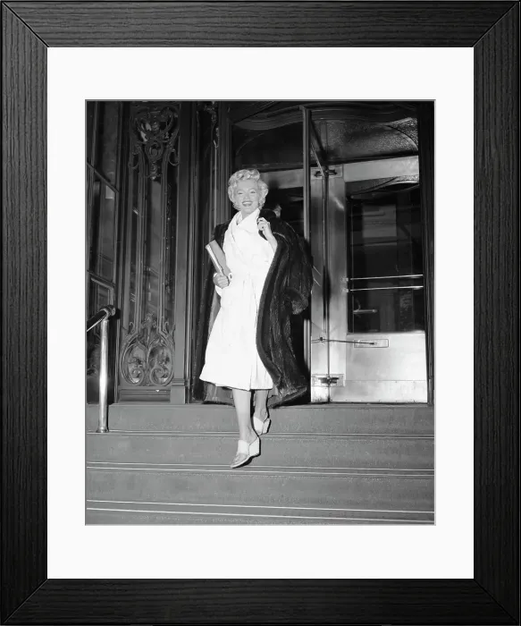 Framed Print : Marilyn Monroe Leaving her Hotel Framed Print : Marilyn Monroe Leaving her Hotel