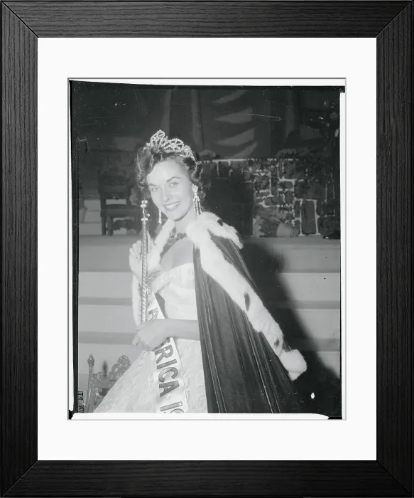 Framed Print : Portrait of Lee Ann Meriwether Framed Print : Portrait of Lee Ann Meriwether