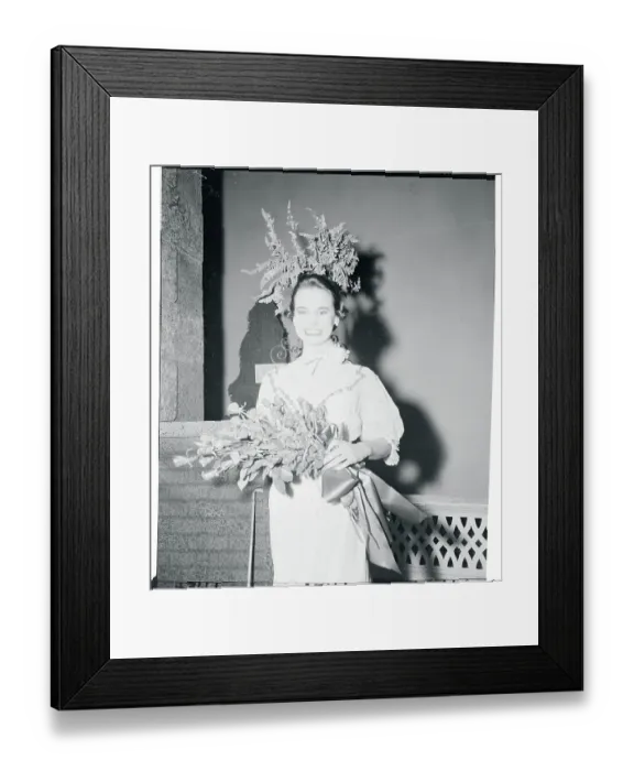 Framed Print : Portrait of Gloria Vanderbilt on Stage Framed Print : Portrait of Gloria Vanderbilt on Stage