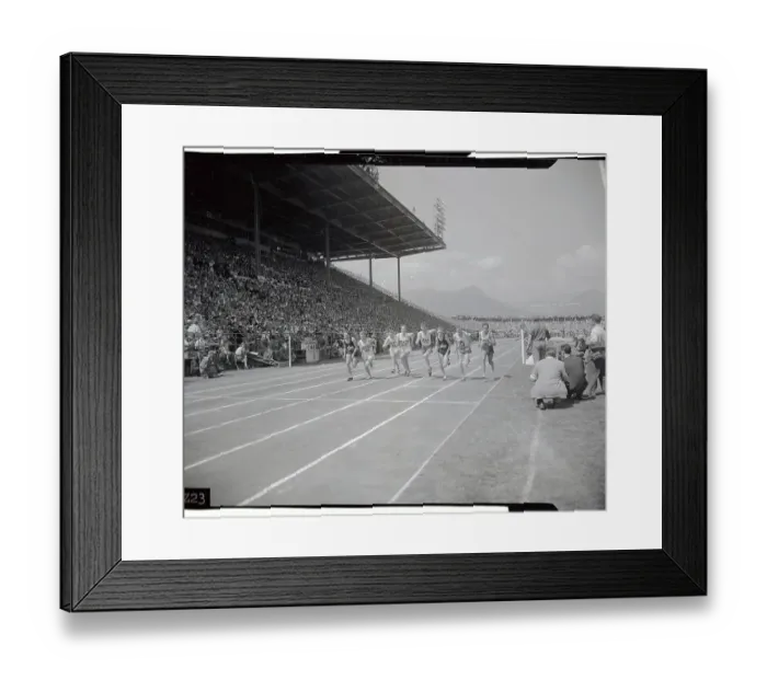 Framed Print : Roger Bannister at Begining of Race Framed Print : Roger Bannister at Begining of Race