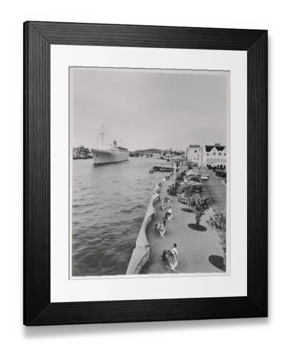 Framed Print : Marine Drive in Bombay Framed Print : Marine Drive in Bombay