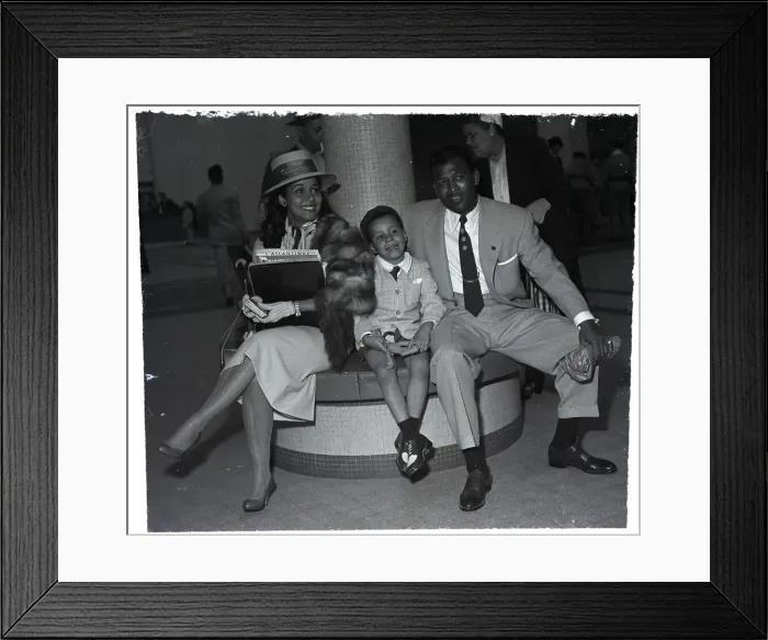 Framed Print : Ray Robinson with Wife and Son