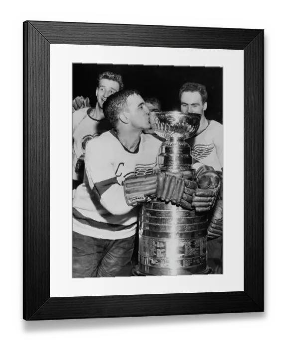 Framed Print : Ted Lindsay Kissing Stanley Cup Framed Print : Ted Lindsay Kissing Stanley Cup