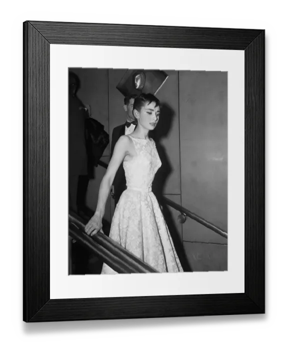 Framed Print : Audrey Hepburn on Staircase after Accepting Oscar Framed Print : Audrey Hepburn on Staircase after Accepting Oscar