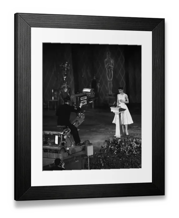 Framed Print : Audrey Hepburn at Podium Accepting Oscar Framed Print : Audrey Hepburn at Podium Accepting Oscar