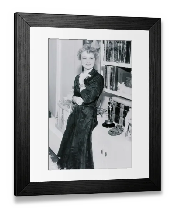 Framed Print : Janet Gaynor Posing with Her Oscar Framed Print : Janet Gaynor Posing with Her Oscar