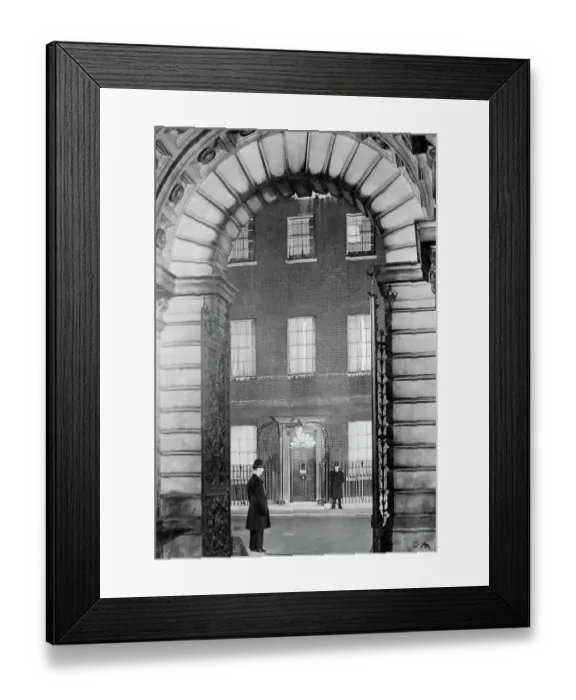 Framed Print : Police Outside No. 10 Downing Street Framed Print : Police Outside No. 10 Downing Street