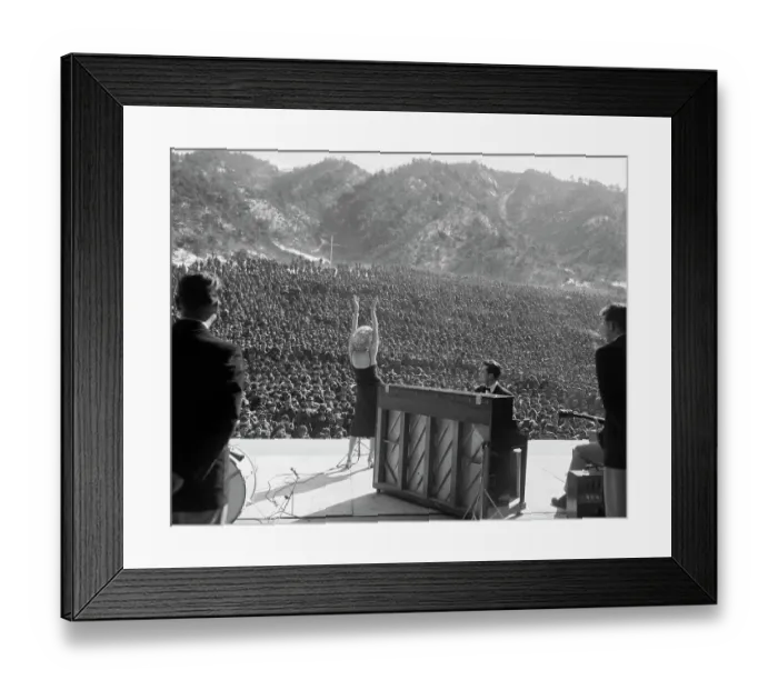Framed Print : Marilyn Monroe Sings to Soldiers in Korea Framed Print : Marilyn Monroe Sings to Soldiers in Korea