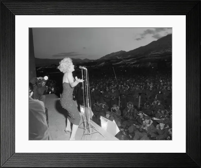 Framed Print : Marilyn Monroe in Action Framed Print : Marilyn Monroe in Action