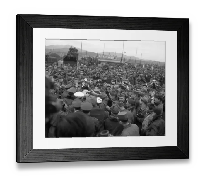 Framed Print : Marilyn Monroe Mobbed Framed Print : Marilyn Monroe Mobbed