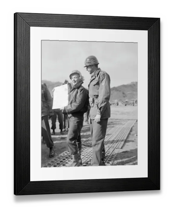 Framed Print : Portrait of Marilyn Monroe with Soldiers Framed Print : Portrait of Marilyn Monroe with Soldiers