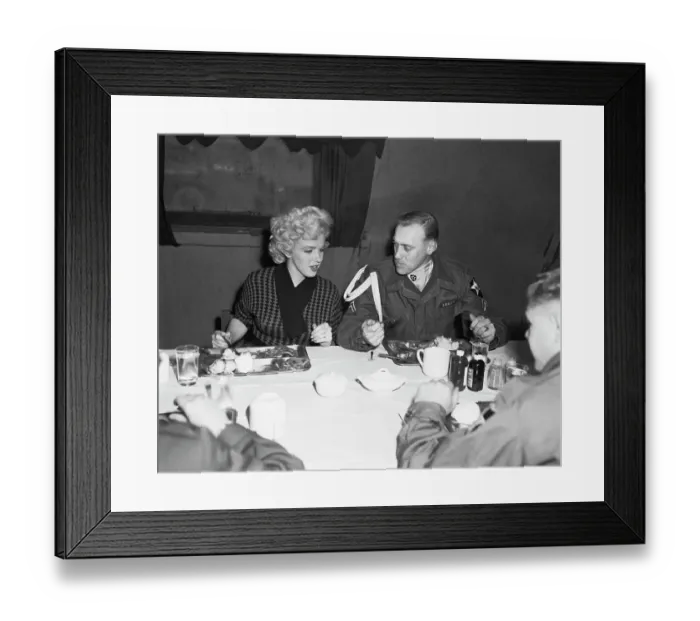 Framed Print : Portrait of Marilyn Monroe with Soldiers