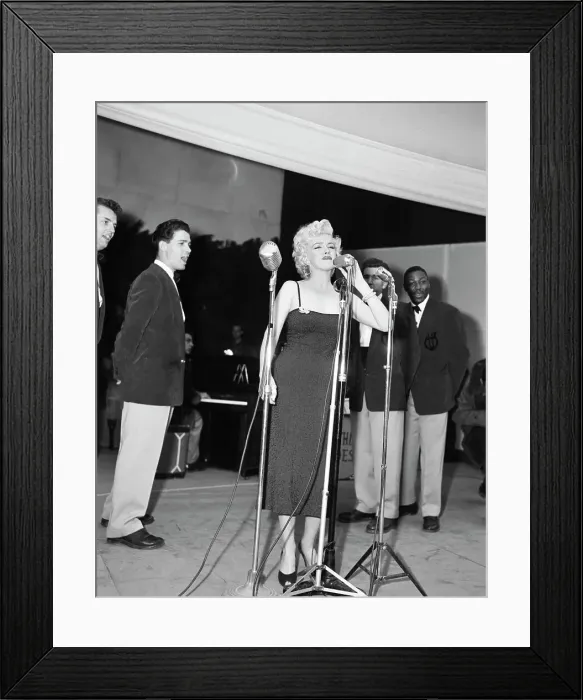 Framed Print : Portrait of Marilyn Monroe Framed Print : Portrait of Marilyn Monroe