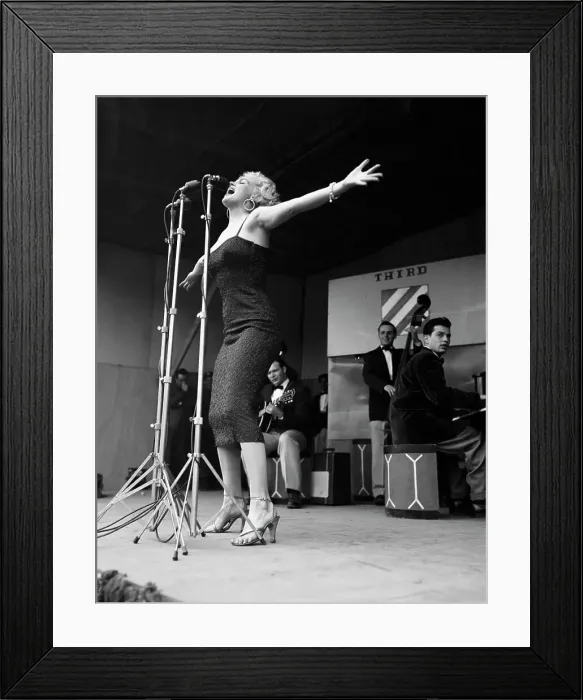 Framed Print : Marilyn Monroe Singing Framed Print : Marilyn Monroe Singing