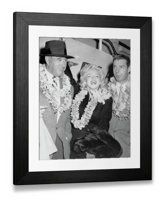 Framed Print : Marilyn Monroe and Joe Dimaggio Framed Print : Marilyn Monroe and Joe Dimaggio