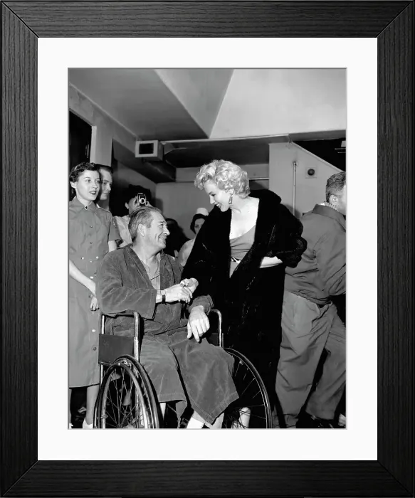 Framed Print : Marilyn Monroe Says Goodbye To Soldier Framed Print : Marilyn Monroe Says Goodbye To Soldier