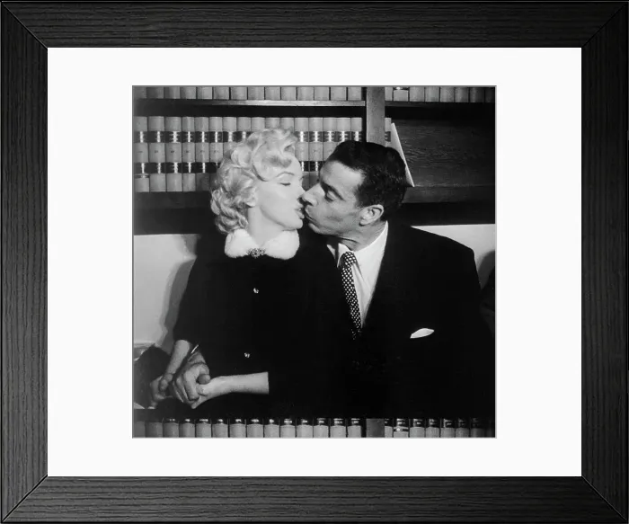 Framed Print : Marylin Monroe and Joe DiMaggio Kissing After Marriage Framed Print : Marylin Monroe and Joe DiMaggio Kissing After Marriage