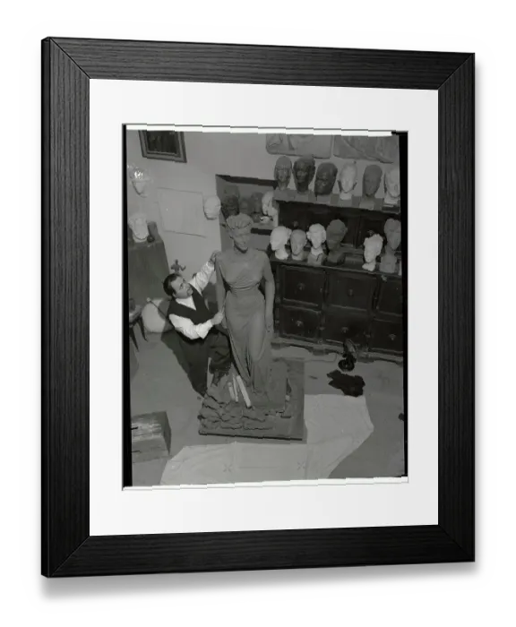 Framed Print : Sculptor Fashioning a Statue of Ava Gardner Framed Print : Sculptor Fashioning a Statue of Ava Gardner