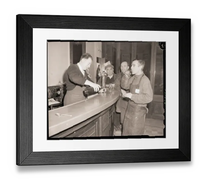 Framed Print : Porters Drink at Bar in Restaurant Framed Print : Porters Drink at Bar in Restaurant