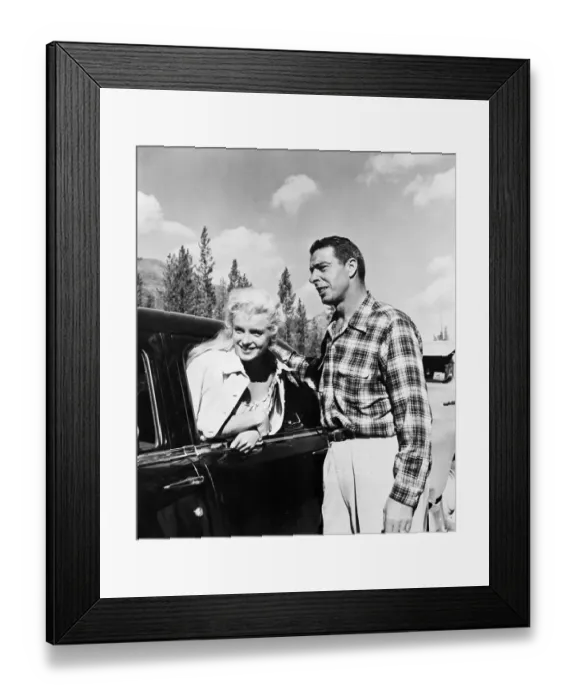 Framed Print : Marilyn Monroe And Joe DiMaggio Framed Print : Marilyn Monroe And Joe DiMaggio
