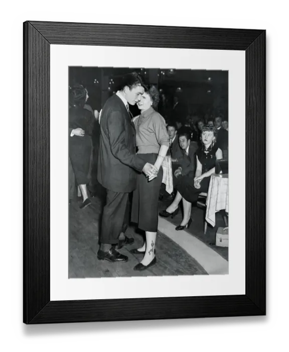 Framed Print : London Couple Slow Dancing Framed Print : London Couple Slow Dancing