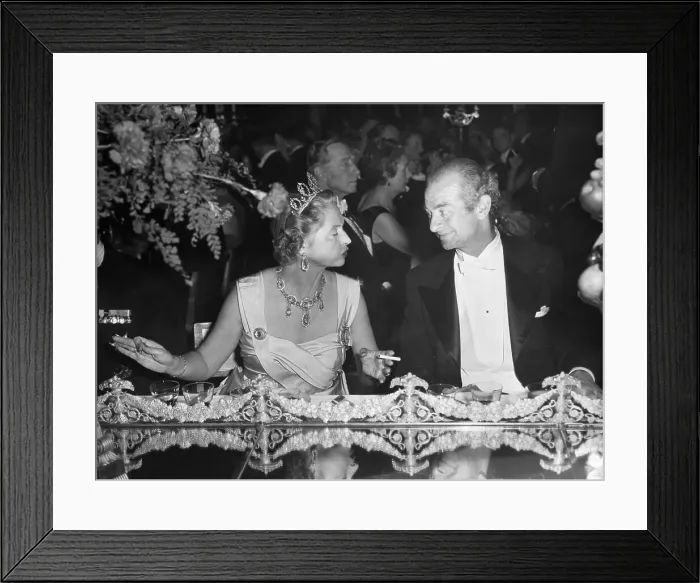 Framed Print : Linus Pauling Chats with Princess Sibylla