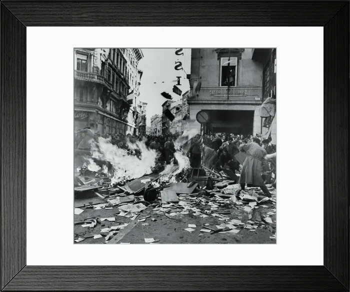 Framed Print : Italians in Trieste Demonstrate Against US / UK Decision