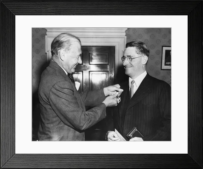 Framed Print : Sir Howard Florey Receiving Medal