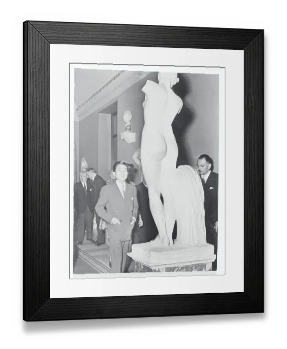 Framed Print : Prince Akihito Viewing Venus Statue Framed Print : Prince Akihito Viewing Venus Statue