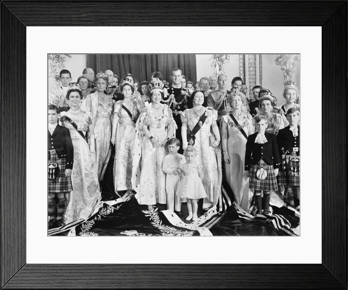 Framed Print : Queen Elizabeth Poses with Royal Family Framed Print : Queen Elizabeth Poses with Royal Family