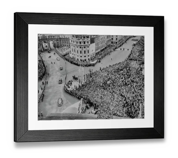 Framed Print : Crowds At Coronation Of Queen Elizabeth II Framed Print : Crowds At Coronation Of Queen Elizabeth II