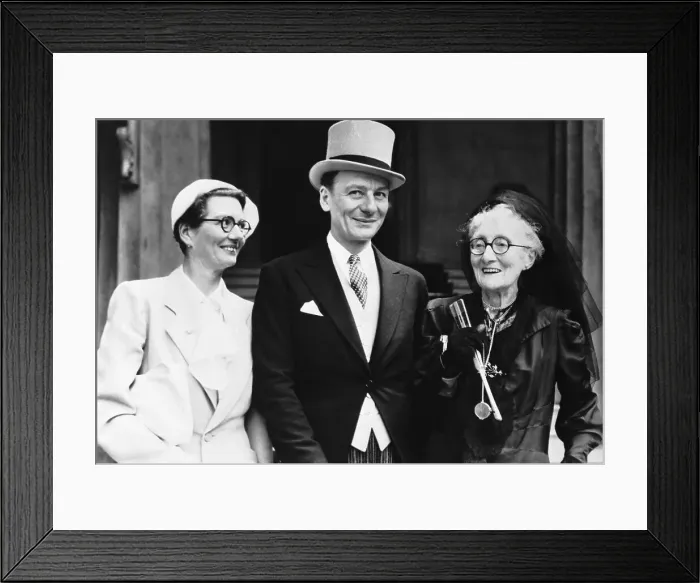 Framed Print : Sir John Gielgud with Mother and Sister After Knighting Framed Print : Sir John Gielgud with Mother and Sister After Knighting