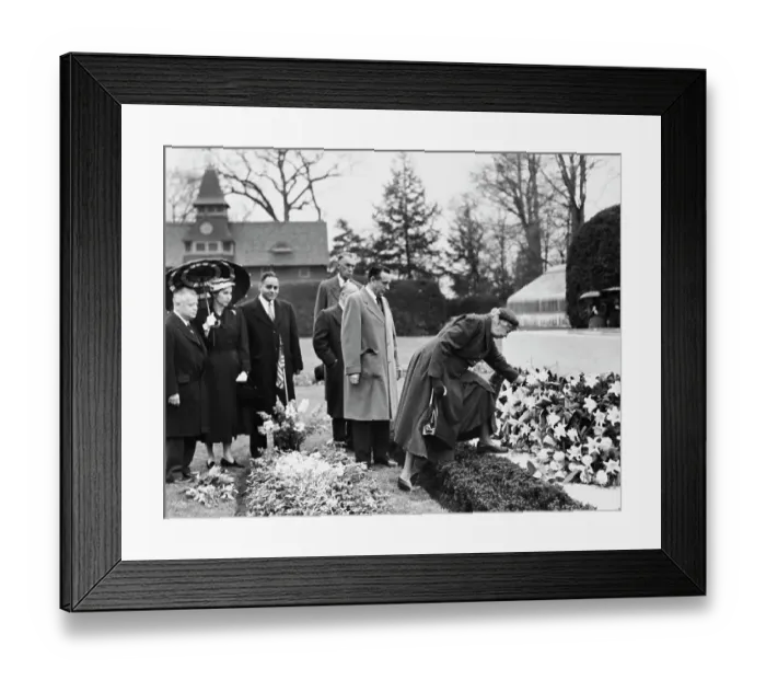 Framed Print : Eleanor Roosevelt Laying A Wreath Framed Print : Eleanor Roosevelt Laying A Wreath