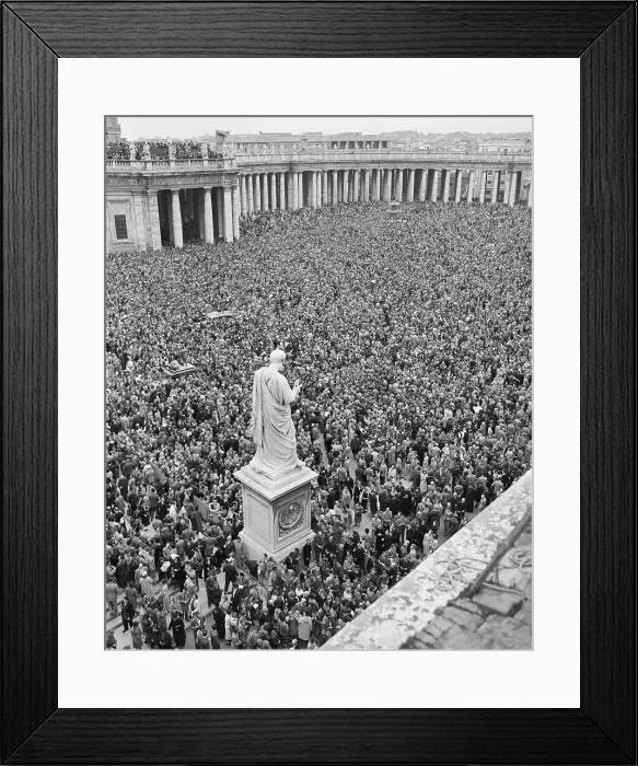 Framed Print : Large Statue Of St. Peter Towers Crowd Framed Print : Large Statue Of St. Peter Towers Crowd