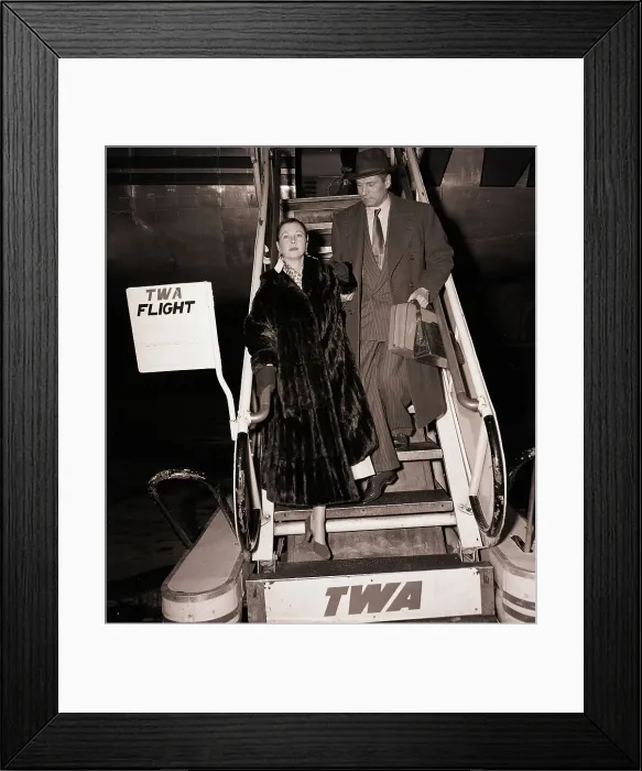 Framed Print : Vivien Leigh and Laurence Olivier Exit Plane Framed Print : Vivien Leigh and Laurence Olivier Exit Plane