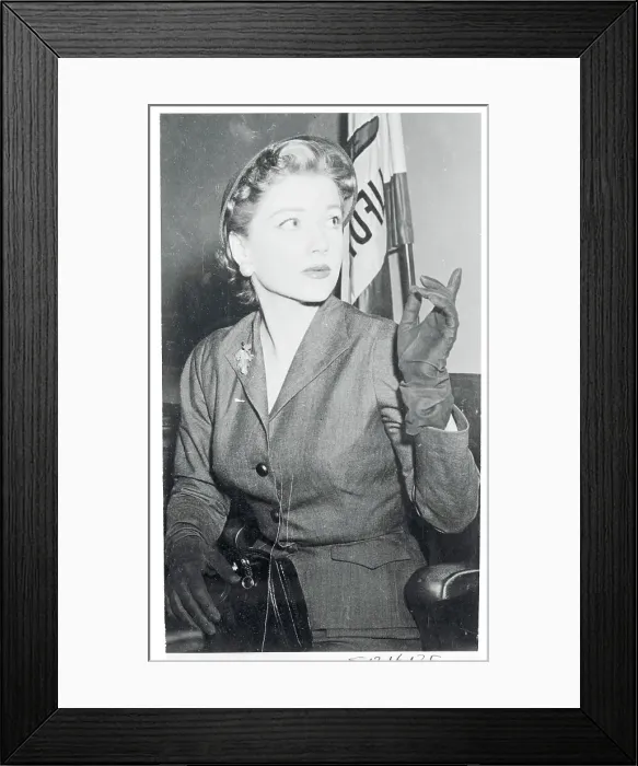 Framed Print : Anne Baxter Gesturing at Divorce Hearing Framed Print : Anne Baxter Gesturing at Divorce Hearing