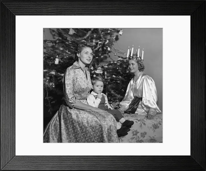 Framed Print : Ingrid Bergman and Son Posing with Light Queen Framed Print : Ingrid Bergman and Son Posing with Light Queen
