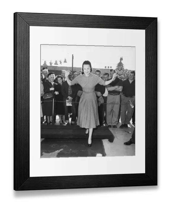 Framed Print : Olivia De Havilland At Grauman'S Theater Framed Print : Olivia De Havilland At Grauman'S Theater