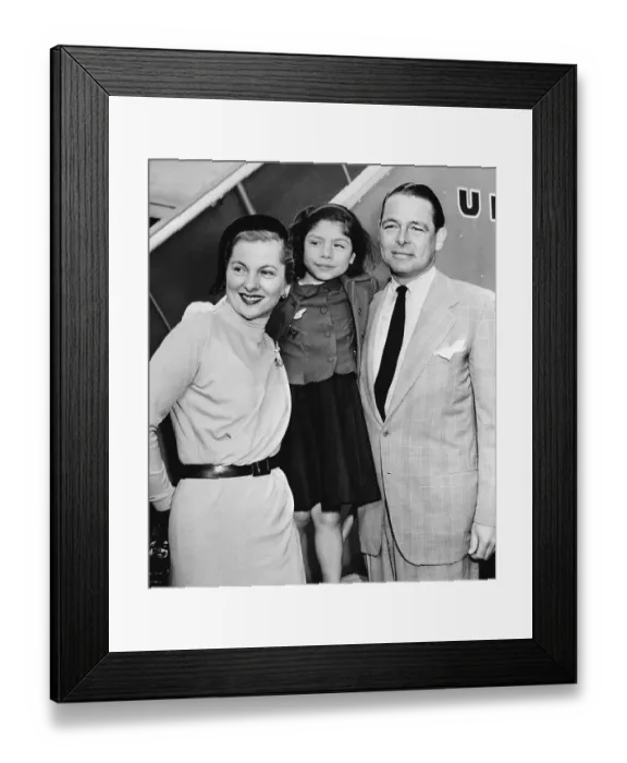 Framed Print : Joan Fontaine with Daughter and Fiance Framed Print : Joan Fontaine with Daughter and Fiance