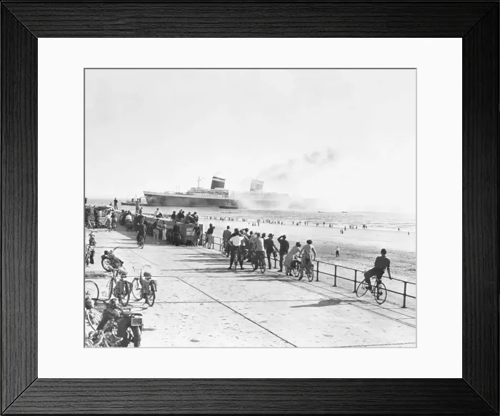 Framed Print : People Watching United States Framed Print : People Watching United States