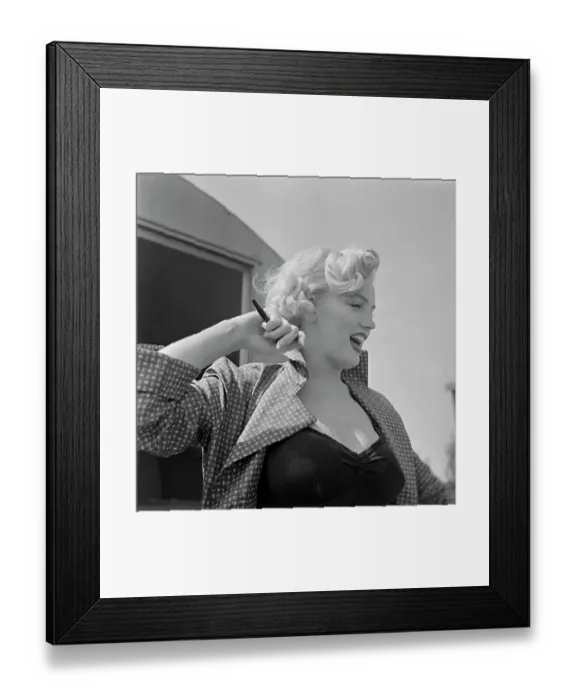 Framed Print : Head and Shoulders Portrait of Marilyn Monroe Framed Print : Head and Shoulders Portrait of Marilyn Monroe
