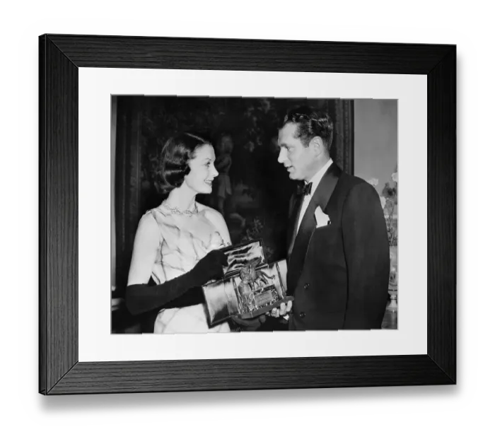 Framed Print : Vivien Leigh and Husband Sir Laurence Olivier with Trophy Framed Print : Vivien Leigh and Husband Sir Laurence Olivier with Trophy