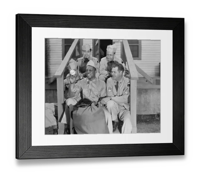 Framed Print : Willie Mays In Army Uniform With Army Buddies